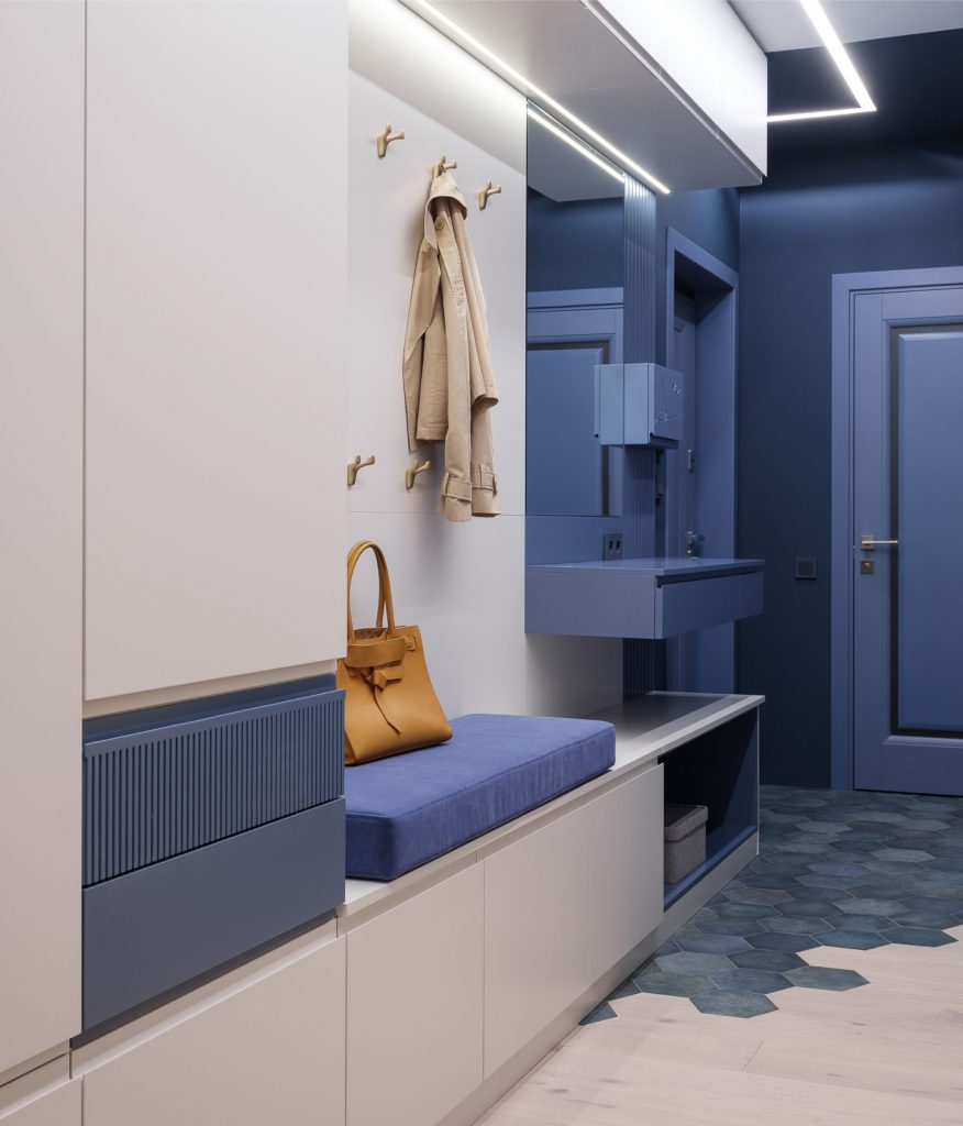 Рубрика «Новый проект —  реализовано»: встраиваемая прихожая на заказ для большой семьи с тремя детьми 